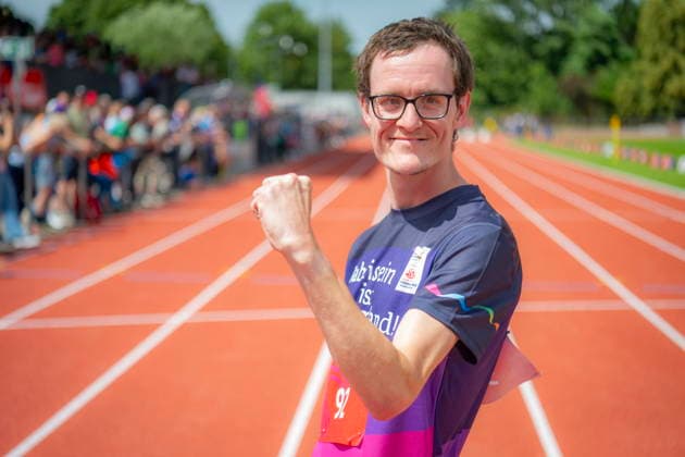 Im Saarbrücker Stadion am Kieselhumes beginnen die Nationalen Spiele der Special Olympics am Dienstag (16. Juni 2026) mit den ersten Leichtathletik Wettkämpfen im 100 Meter Lauf und im Kugelstoßen. Im Bild: Dennis Schirmer vom Team der AWO.