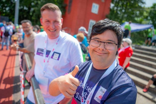 Im Saarbrücker Stadion am Kieselhumes beginnen die Nationalen Spiele der Special Olympics am Dienstag (16. Juni 2026) mit den ersten Leichtathletik Wettkämpfen im 100 Meter Lauf und im Kugelstoßen. Im Bild: Dillingens Bürgermeister Christian Finkler (links) besucht die Wettbewerbe und spricht mit den Athleten, hier Emre Atilgan vom Team der AWO.