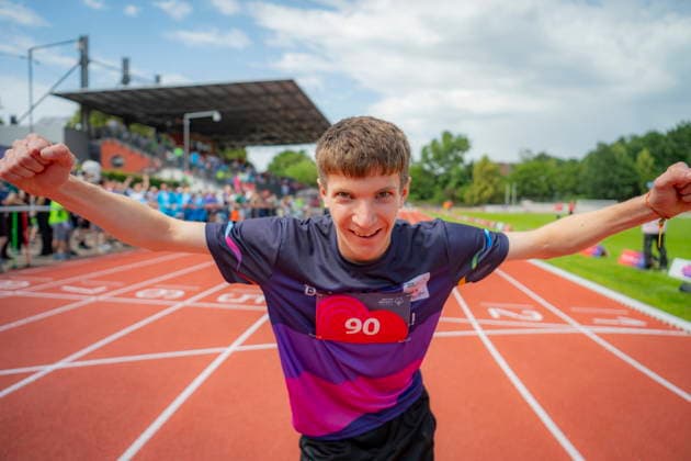 Im Saarbrücker Stadion am Kieselhumes beginnen die Nationalen Spiele der Special Olympics am Dienstag (16. Juni 2026) mit den ersten Leichtathletik Wettkämpfen im 100 Meter Lauf und im Kugelstoßen. Im Bild: Fynn Engel vom Team der AWO.