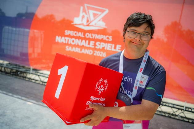 Im Saarbrücker Stadion am Kieselhumes beginnen die Nationalen Spiele der Special Olympics am Dienstag (16. Juni 2026) mit den ersten Leichtathletik Wettkämpfen im 100 Meter Lauf und im Kugelstoßen. Im Bild: Emre Atilgan vom Team der AWO.