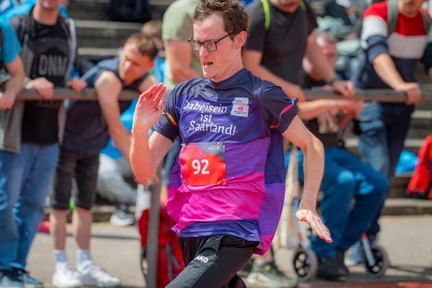 Im Saarbrücker Stadion am Kieselhumes beginnen die Nationalen Spiele der Special Olympics am Dienstag (16. Juni 2026) mit den ersten Leichtathletik Wettkämpfen im 100 Meter Lauf und im Kugelstoßen. Im Bild: Dennis Schirmer vom Team der AWO.