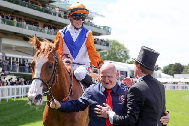 16.06.2026, Ascot, Windsor, GBR - Ten Bob Tony with Kieran Shoemark up after winning the Queen Anne Stakes. Ascot racecourse. (Pferd, Jockey, Ten Bob Tony, Shoemark, Sieg) 260616D514ROYAL_ASCOT.JPG