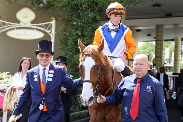 16.06.2026, Ascot, Windsor, GBR - Ten Bob Tony with Kieran Shoemark up after winning the Queen Anne Stakes. Ascot racecourse. (Pferd, Jockey, Ten Bob Tony, Shoemark, Sieg) 260616D518ROYAL_ASCOT.JPG