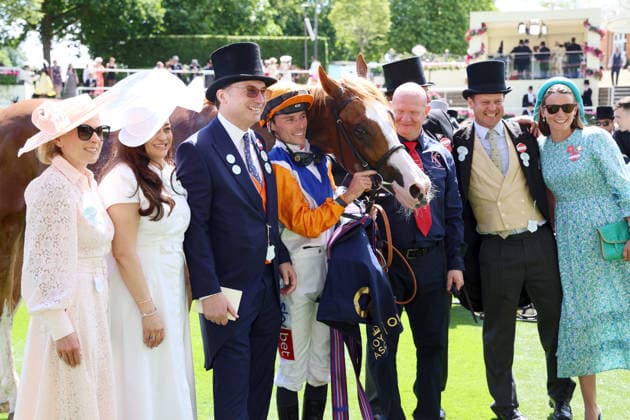 16.06.2026, Ascot, Windsor, GBR - Ten Bob Tony with Kieran Shoemark and connection after winning the Queen Anne Stakes. Ascot racecourse. (Pferd, Jockey, Ten Bob Tony, Shoemark, Sieg) 260616D519ROYAL_ASCOT.JPG