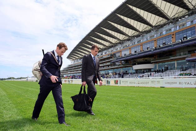 16.06.2026, Ascot, Windsor, GBR - Jockeys Ryan Moore (left) and William Buick at the track in front of the grandstand. Ascot racecourse. (Jockeys, Reiter, Tribuene, Moore, Buick) 260616D504ROYAL_ASCOT.JPG
