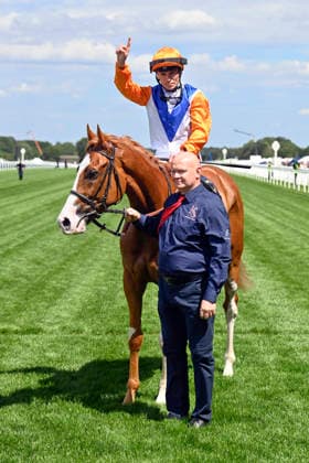 16.06.2026, Ascot, Windsor, GBR - Ten Bob Tony with Kieran Shoemark up after winning the Queen Anne Stakes. Ascot racecourse. (Pferd, Jockey, Ten Bob Tony, Shoemark, Sieg) 260616C903ROYAL_ASCOT.JPG
