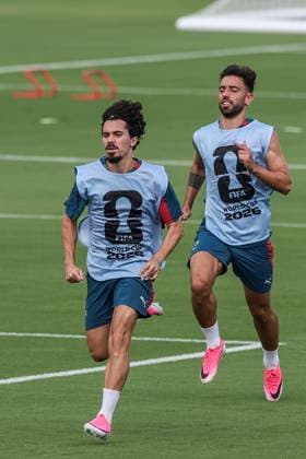 FIFA World Cup, WM, Weltmeisterschaft, Fussball 2026 - Portugal training session Portugal s national soccer players Vitinha (L) and Bruno Fernandes (R) attend a training session in Palm Beach, Florida, USA, 16 June 2026. Portugal will face DR Congo on 17 June in a FIFA World Cup 2026 group K match. Palm Beach Florida United States  Copyright: xMIGUELxA.xLOPESx