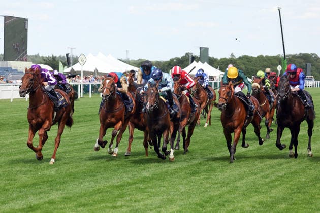 16.06.2026, Ascot, Windsor, GBR - Great Barrier Reef (left) with Wayne Lordan up wins the Coventry Stakes. Ascot racecourse. (Pferd, Jockey, Great Barrier Reef, Lordan, Sieg, Ziel, Zielankunft) 260616D524ROYAL_ASCOT.JPG