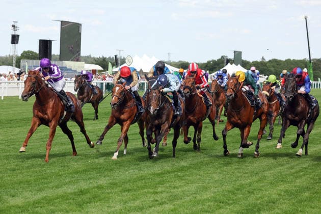 16.06.2026, Ascot, Windsor, GBR - Great Barrier Reef (left) with Wayne Lordan up wins the Coventry Stakes. Ascot racecourse. (Pferd, Jockey, Great Barrier Reef, Lordan, Sieg, Ziel, Zielankunft) 260616D525ROYAL_ASCOT.JPG