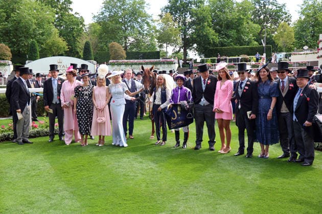 16.06.2026, Ascot, Windsor, GBR - Great Barrier Reef with Wayne Lordan and connection after winning the Coventry Stakes. Ascot racecourse. (Pferd, Jockey, Great Barrier Reef, Lordan, Sieg, Besitzer) 260616D529ROYAL_ASCOT.JPG