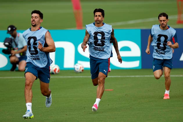 Portugal s players Tomás Araújo (L), Joao Cancelo (C), y Bernardo Silva (R), participate in a training session in Palm Springs, Florida, USA, 16 June 2026. Portugal national team, Nationalteam training !ACHTUNG: NUR REDAKTIONELLE NUTZUNG!  Copyright: xAlbertoxEstévezx GRAF9475 20260616-55020613003_1