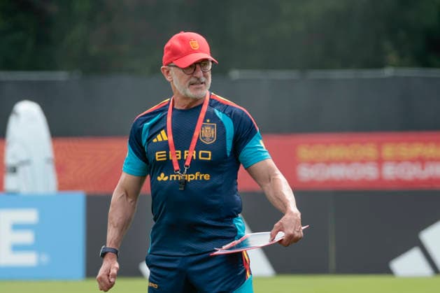 Spain s national soccer team head coach Luis de la Fuente is seen during a training session in Chattanooga, Tennessee, US, 16 June 2026. Spain will face Saudi Arabia in their second World Cup match on 21 June 2026. Spain s training session !ACHTUNG: NUR REDAKTIONELLE NUTZUNG!  Copyright: xLavandeiraxjrx GRAF9499 20260616-55020613451_1
