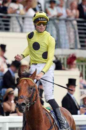 16.06.2026, Ascot, Windsor, GBR - Bow Echo with Billy Loughnane up after winning the St James s Palace Stakes. Ascot racecourse. (Pferd, Jockey, Bow Echo, Loughnane, Sieg) 260616D547ROYAL_ASCOT.JPG