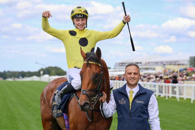16.06.2026, Ascot, Windsor, GBR - Bow Echo with Billy Loughnane up after winning the St James s Palace Stakes. Ascot racecourse. (Pferd, Jockey, Bow Echo, Loughnane, Sieg) 260616D550ROYAL_ASCOT.JPG