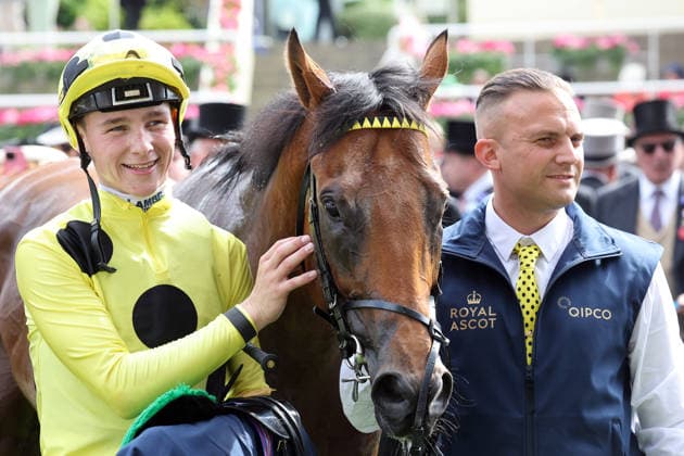16.06.2026, Ascot, Windsor, GBR - Bow Echo with Billy Loughnane after winning the St James s Palace Stakes. Ascot racecourse. (Pferd, Jockey, Bow Echo, Loughnane, Sieg) 260616D553ROYAL_ASCOT.JPG