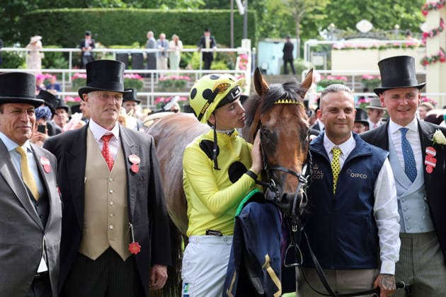 16.06.2026, Ascot, Windsor, GBR - Bow Echo with Billy Loughnane, trainer George Boughey (right) and connection after winning the St James s Palace Stakes. Ascot racecourse. (Pferd, Jockey, Bow Echo, Loughnane, Sieg, Trainer Boughey) 260616D554ROYAL_ASCOT.JPG