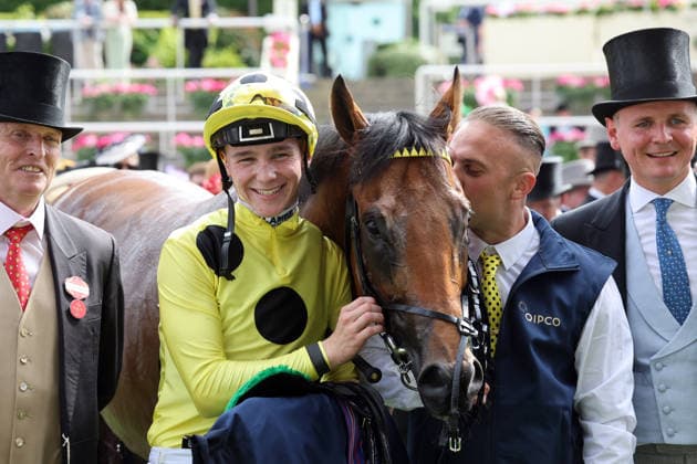 16.06.2026, Ascot, Windsor, GBR - Bow Echo with Billy Loughnane, trainer George Boughey (right) and connection after winning the St James s Palace Stakes. Ascot racecourse. (Pferd, Jockey, Bow Echo, Loughnane, Sieg, Trainer Boughey) 260616D555ROYAL_ASCOT.JPG