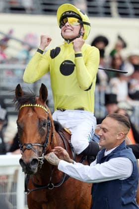 16.06.2026, Ascot, Windsor, GBR - Bow Echo with Billy Loughnane up after winning the St James s Palace Stakes. Ascot racecourse. (Pferd, Jockey, Bow Echo, Loughnane, Sieg) 260616D548ROYAL_ASCOT.JPG