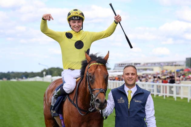 16.06.2026, Ascot, Windsor, GBR - Bow Echo with Billy Loughnane up after winning the St James s Palace Stakes. Ascot racecourse. (Pferd, Jockey, Bow Echo, Loughnane, Sieg) 260616D549ROYAL_ASCOT.JPG