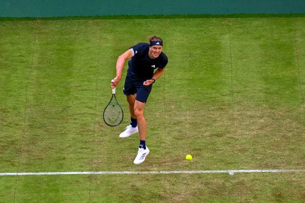 Alexander Zverev (GER) beim Aufschlag. Aufnahme aus der Vogelperspektive TERRA WORTMANN Open 2026, Tennis, ATP, Tennis Herren Tennis Herren 500, Turnier, Hauptfeld, 16.06.2026, TERRA WORTMANN Open 2026, Tennis, ATP, Tennis Herren 500, Turnier, Hauptfeld, 16.06.2026 Halle