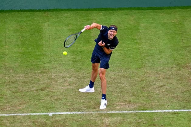 Alexander Zverev (GER) beim Aufschlag. Aufnahme aus der Vogelperspektive TERRA WORTMANN Open 2026, Tennis, ATP, Tennis Herren Tennis Herren 500, Turnier, Hauptfeld, 16.06.2026, TERRA WORTMANN Open 2026, Tennis, ATP, Tennis Herren 500, Turnier, Hauptfeld, 16.06.2026 Halle