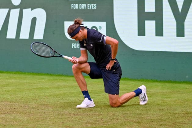 Alexander Zverev (GER) kniet nachdenklich, enttaeuscht auf dem Rasen des Center Court TERRA WORTMANN Open 2026, Tennis, ATP, Tennis Herren Tennis Herren 500, Turnier, Hauptfeld, 16.06.2026, TERRA WORTMANN Open 2026, Tennis, ATP, Tennis Herren 500, Turnier, Hauptfeld, 16.06.2026 Halle