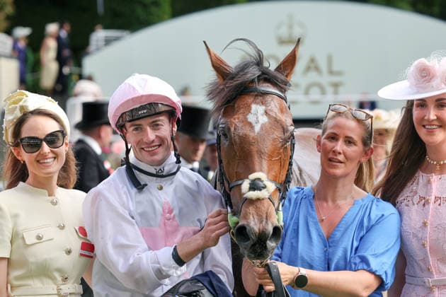 16.06.2026, Ascot, Windsor, GBR - Kizlyar with Joey Sheridan and connection after winning the Ascot Stakes. Ascot racecourse. (Pferd, Jockey, Kizlyar, Sheridan, Sieg) 260616D569ROYAL_ASCOT.JPG