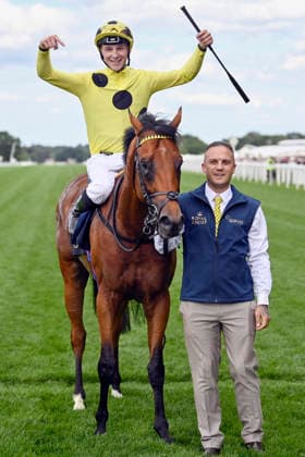 16.06.2026, Ascot, Windsor, GBR - Bow Echo with Billy Loughnane up after winning the St James s Palace Stakes. Ascot racecourse. (Pferd, Jockey, Bow Echo, Loughnane, Sieg) 260616C918ROYAL_ASCOT.JPG