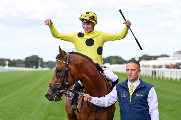 16.06.2026, Ascot, Windsor, GBR - Bow Echo with Billy Loughnane up after winning the St James s Palace Stakes. Ascot racecourse. (Pferd, Jockey, Bow Echo, Loughnane, Sieg) 260616C919ROYAL_ASCOT.JPG