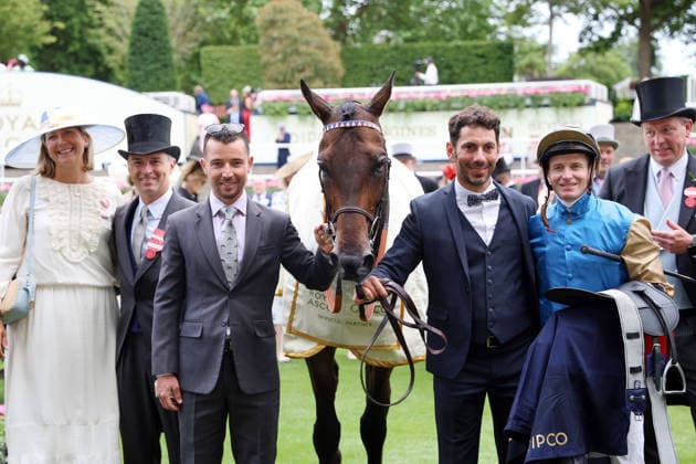 16.06.2026, Ascot, Windsor, GBR - Map of Stars with James McDonald, trainer Francis-Henri Graffard (second from left) and connection after winning the Wolferton Stakes. Ascot racecourse. (Pferd, Jockey, Map of Stars, McDonald, Sieg, Trainer, Graffard) 260616D574ROYAL_ASCOT.JPG