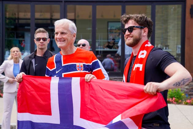 Fotball-VM 2026: Irak - Norge Foxborough, Massachusetts, USA 20260616. Jonas Gahr Store sammen med supportere for fotballkampen i VM 2026 mellom Irak og Norge pa Boston stadion. Foto: Fredrik Varfjell NTB Foxborough, Massachusetts USA EDITORIAL USE ONLY. RESTRICTED USE FOR BETTING COMPANIES Ref:_SPOta-r1kXZN4A.jpg *** 2026 FIFA World Cup  Copyright: xFredrikxVarfjellx xNTBx