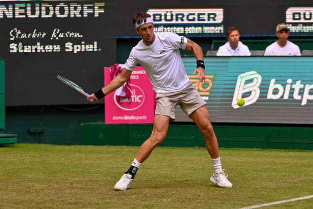 Tomas Martin Etcheverry (ARG) erwartet einen Ball auf der Vorhand TERRA WORTMANN Open 2026, Tennis, ATP, Tennis Herren Tennis Herren 500, Turnier, Hauptfeld, 16.06.2026, TERRA WORTMANN Open 2026, Tennis, ATP, Tennis Herren 500, Turnier, Hauptfeld, 16.06.2026 Halle