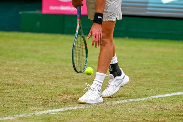 Foto Rasentennis Herren, Ball, Schlaeger, Tennis, Tennisschiuhe, Rasen TERRA WORTMANN Open 2026, Tennis, ATP, Tennis Herren Tennis Herren 500, Turnier, Hauptfeld, 16.06.2026, TERRA WORTMANN Open 2026, Tennis, ATP, Tennis Herren 500, Turnier, Hauptfeld, 16.06.2026 Halle