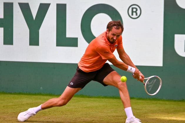 Daniil Medvedev (RUS) geht mit der Rueckhand zum Ball TERRA WORTMANN Open 2026, Tennis, ATP, Tennis Herren Tennis Herren 500, Turnier, Hauptfeld, 16.06.2026, TERRA WORTMANN Open 2026, Tennis, ATP, Tennis Herren 500, Turnier, Hauptfeld, 16.06.2026 Halle