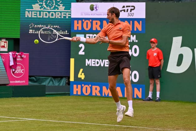 Daniil Medvedev (RUS) schlaegt mit der Vorhand TERRA WORTMANN Open 2026, Tennis, ATP, Tennis Herren Tennis Herren 500, Turnier, Hauptfeld, 16.06.2026, TERRA WORTMANN Open 2026, Tennis, ATP, Tennis Herren 500, Turnier, Hauptfeld, 16.06.2026 Halle