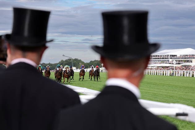 16.06.2026, Ascot, Windsor, GBR - Fashion, men with top hats at the racecourse. Ascot racecourse. (Pferde, Jockeys, Maenner, Zylinder, Huete, Fashion, Mode, modisch, Eleganz, elegant, Rueckansicht) 260616D587ROYAL_ASCOT.JPG