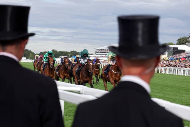 16.06.2026, Ascot, Windsor, GBR - Fashion, men with top hats at the racecourse. Ascot racecourse. (Pferde, Jockeys, Maenner, Zylinder, Huete, Fashion, Mode, modisch, Eleganz, elegant, Rueckansicht) 260616D588ROYAL_ASCOT.JPG