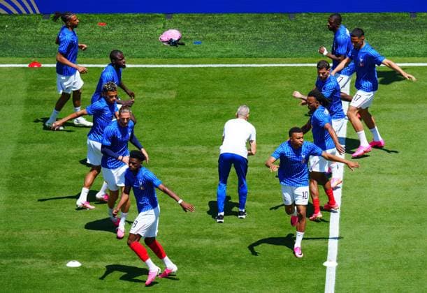 France players warm-up ahead of kick-off France v Senegal, 2026 FIFA World Cup, WM, Weltmeisterschaft, Fussball Group I, Football, New York New Jersey Stadium, East Rutherford, New Jersey, USA - 16 Jun 2026East Rutherford New York New Jersey Stadium New Jersey (NJ) United States of America EDITORIAL USE ONLY No use with unauthorised audio, video, data, fixture lists, club league logos or live services. Online in-match use limited to 120 images, no video emulation. No use in betting, games or single club league player publications.  Copyright: xJavierxGarcia Shutterstockx 16928918k