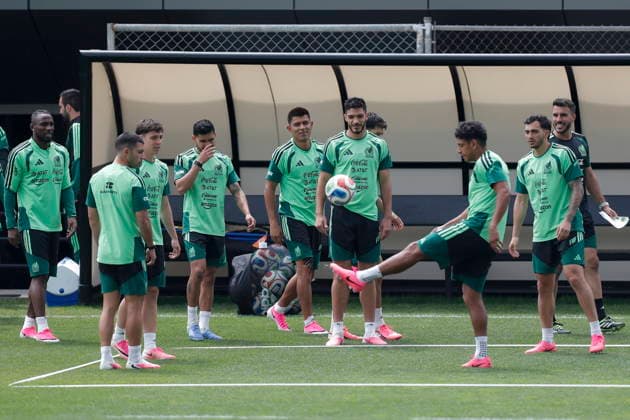 Training of the Mexican national team, Nationalteam Players of the Mexican national soccer team practise during a training session at the National High Performance Center in the Tlalpan district, south of Mexico City, Mexico, 16 June 2026. Tlalpan Mexico  Copyright: xISAACxESQUIVELx