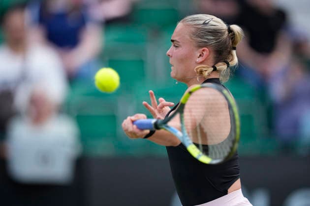 Lexus Nottingham Open - Day Two Sara Bejlek of the Czech Republic competes during her Round of 32 singles match at the 2026 Lexus Nottingham Open Women s tennis tournament at the Nottingham Tennis Centre in Nottingham, England, on June 16, 2026. Nottingham Great Britain United Kingdom  Copyright: xOwenxHammondx originalFilename:hammond-notitle260616_npjXO.jpg