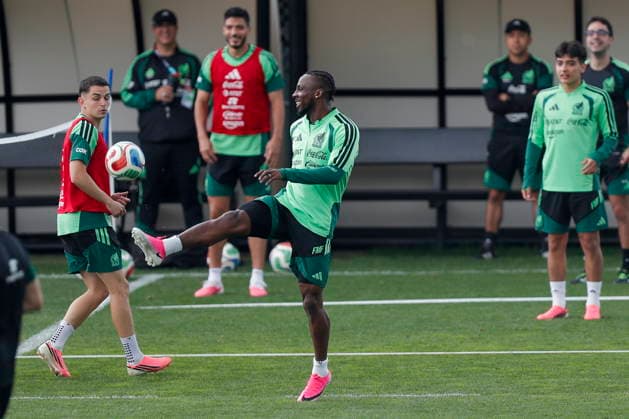 Training of the Mexican national team, Nationalteam Players of the Mexican national soccer team practise during a training session at the National High Performance Center in the Tlalpan district, south of Mexico City, Mexico, 16 June 2026. Tlalpan Mexico  Copyright: xISAACxESQUIVELx