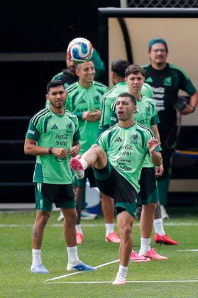 Training of the Mexican national team, Nationalteam Mexican midfielder Erik Lira and other players of the Mexican national soccer team practise during a training session at the National High Performance Center in the Tlalpan district, south of Mexico City, Mexico, 16 June 2026. Tlalpan Mexico  Copyright: xISAACxESQUIVELx