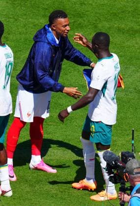 Kylian MbappÃ of France and Sadio ManÃ of Senegal ahead of kick-off France v Senegal, 2026 FIFA World Cup, WM, Weltmeisterschaft, Fussball Group I, Football, New York New Jersey Stadium, East Rutherford, New Jersey, USA - 16 Jun 2026East Rutherford New York New Jersey Stadium New Jersey (NJ) United States of America EDITORIAL USE ONLY No use with unauthorised audio, video, data, fixture lists, club league logos or live services. Online in-match use limited to 120 images, no video emulation. No use in betting, games or single club league player publications.  Copyright: xJavierxGarcia Shutterstockx 16928918t