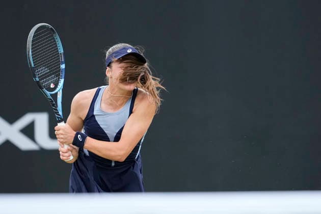 Lexus Nottingham Open - Day Two Zeynep Sonmez of Turkey competes during her Round of 32 singles match at the 2026 Lexus Nottingham Open Women s tennis tournament at the Nottingham Tennis Centre in Nottingham, England, on June 16, 2026. Nottingham Great Britain United Kingdom  Copyright: xOwenxHammondx originalFilename:hammond-notitle260616_npi6W.jpg