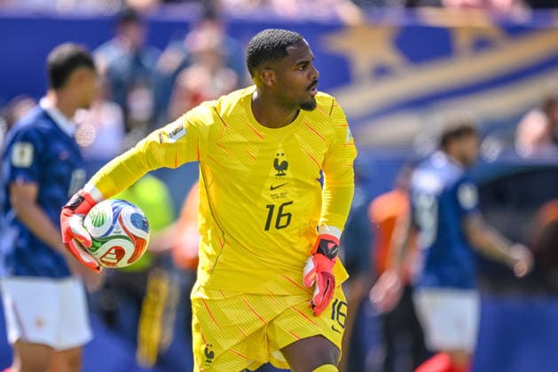 goalkeeper Mike Maignan (France) controls the Ball during the FIFA World Cup, WM, Weltmeisterschaft, Fussball 2026 Group I match between France and Senegal at New York New Jersey Stadium on June 16, 2026 in East Rutherford, United States. (Photo by Harry Langer DeFodi Images) -
