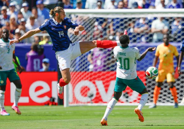 Adrien Rabiot of France (14) and Senegal s Sadio Mane fight for the ball during the first half of their FIFA World Cup, WM, Weltmeisterschaft, Fussball match at MetLife Stadium in East Rutherford, New Jersey, on Tuesday, June 16, 2026.  NYP20260616902 JOHNxANGELILLO