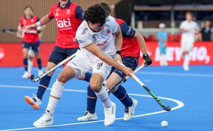 Belgium s Roman Duvekot fights for the ball during a hockey game between Belgian national team, Nationalteam Red Lions and Spain, Tuesday 16 June 2026 in Wavre, match 10 16 in the group stage of the men s FIH Pro League competition. VIRGINIExLEFOUR  x177876447x