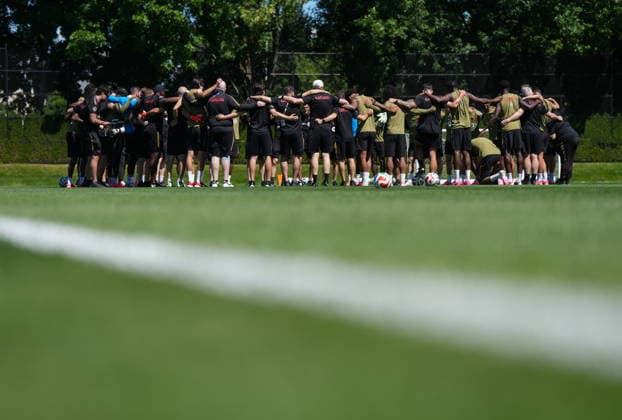 June 16, 2026, Vancouver, Bc, CANADA: Canada players, coaches and staff huddle together before a FIFA World Cup, WM, Weltmeisterschaft, Fussball soccer training session, in Vancouver, on Tuesday, June 16, 2026. Canada News - June 16, 2026  - ZUMAc35_ 20260616_zaf_c35_100 Copyright: xDarrylxDyckx
