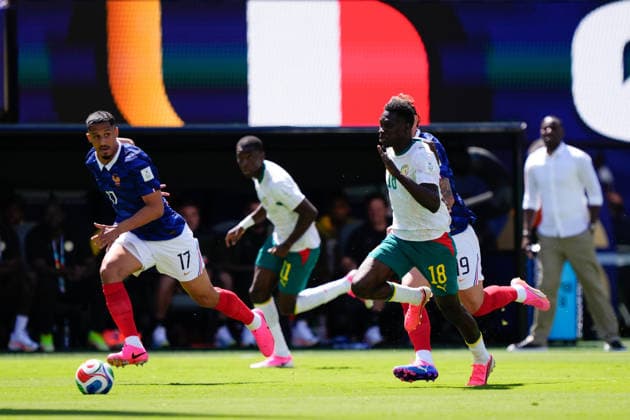 France v Senegal - FIFA World Cup, WM, Weltmeisterschaft, Fussball 2026 - Group I NEW JERSEY, UNITED STATES - JUNE 16: Ismaila Sarr (18) of Senegal runs with the ball against William Saliba (17) of France during the 2026 FIFA World Cup First Stage Group I match between France and Senegal at MetLife (New Jersey Stadium) in East Rutherford, New Jersey, United States on June 16, 2026. Jose Hernandez Anadolu New Jersey United States. Editorial use only. Please get in touch for any other usage.  Copyright: x2026xAnadoluxJosexHernandezx
