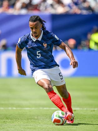 Jules Kounde (France) controls the Ball during the FIFA World Cup, WM, Weltmeisterschaft, Fussball 2026 Group I match between France and Senegal at New York New Jersey Stadium on June 16, 2026 in East Rutherford, United States. (Photo by Harry Langer DeFodi Images) -
